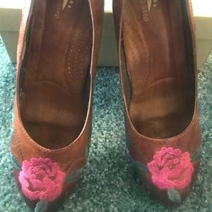 Rose Embroidered pump